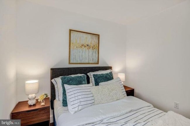 Building Photo - Columbia Heights 2BR 2BA w/Parking & Private Patio Garden