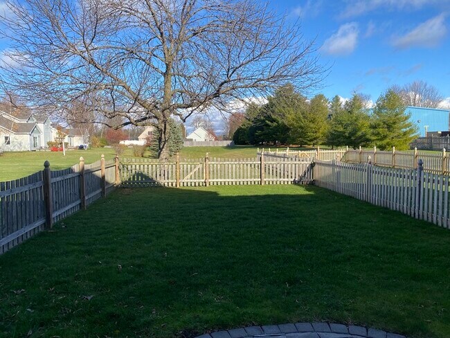 Building Photo - Gorgeous 3 bedroom 2.5 bath with one stall detached garage and fenced in backyard for rent!