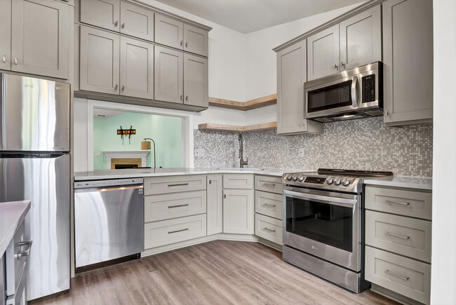 Building Photo - 2827 Springfield Dr