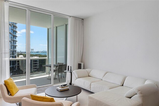 Building Photo - 15811 Collins Ave