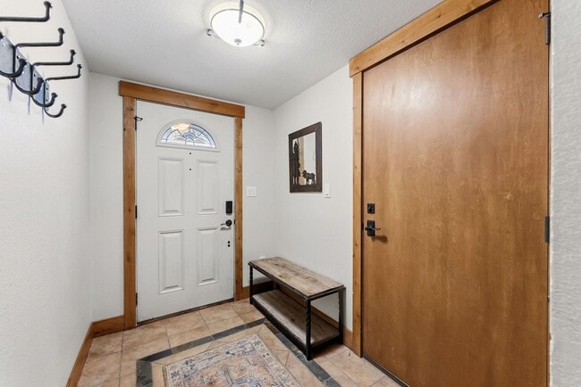 Building Photo - Breck 3-bedroom home with views! 12 month lease!