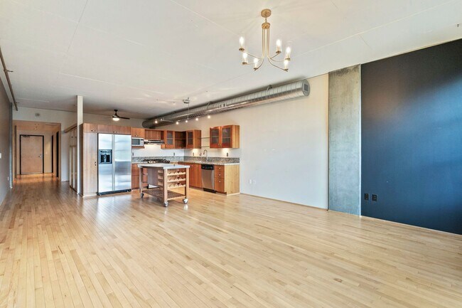 Building Photo - Elizabeth Lofts - 7th floor west facing Pearl District studio w/parking/concierge/most utilities