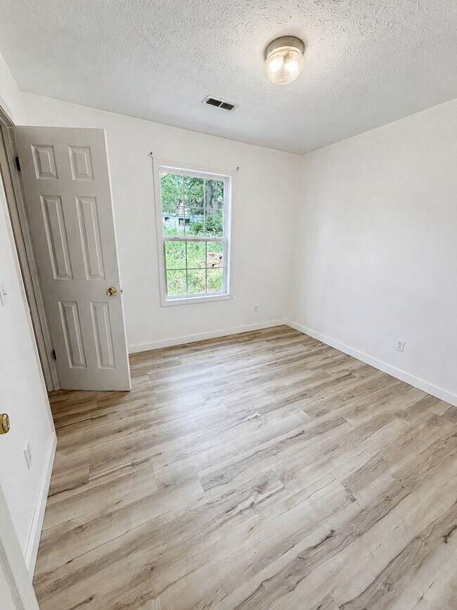 Building Photo - 4031 White Oak Rd