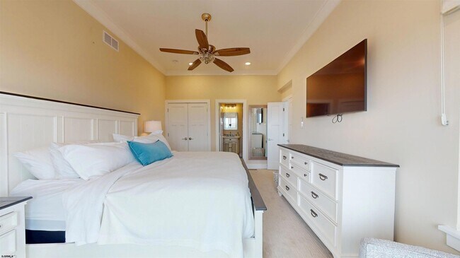 Building Photo - 404 21st St S