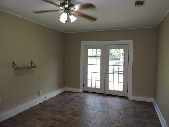 Building Photo - Convenient to NAS and Corry!