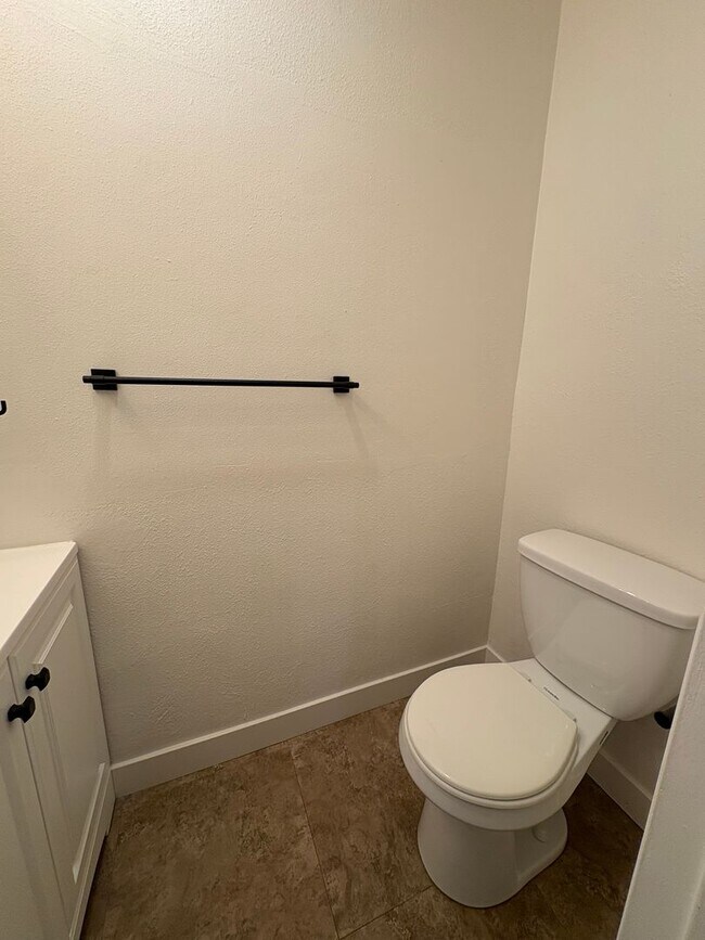 Building Photo - Beautiful 3 Bedroom Condo