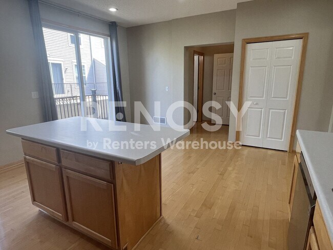Building Photo - Available Now 3 Bedroom 1 Bath 1 Powder Room Townhome in Eden Prairie
