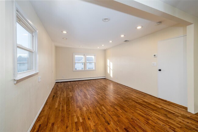 Building Photo - 4047 Greentree Dr