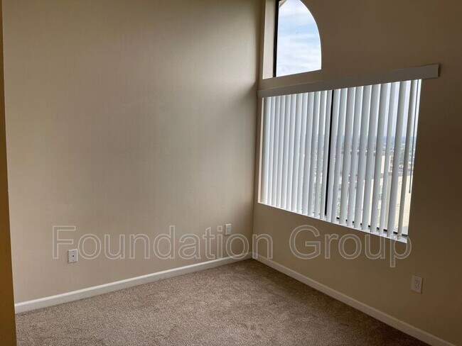 Building Photo - 400 10th Ave