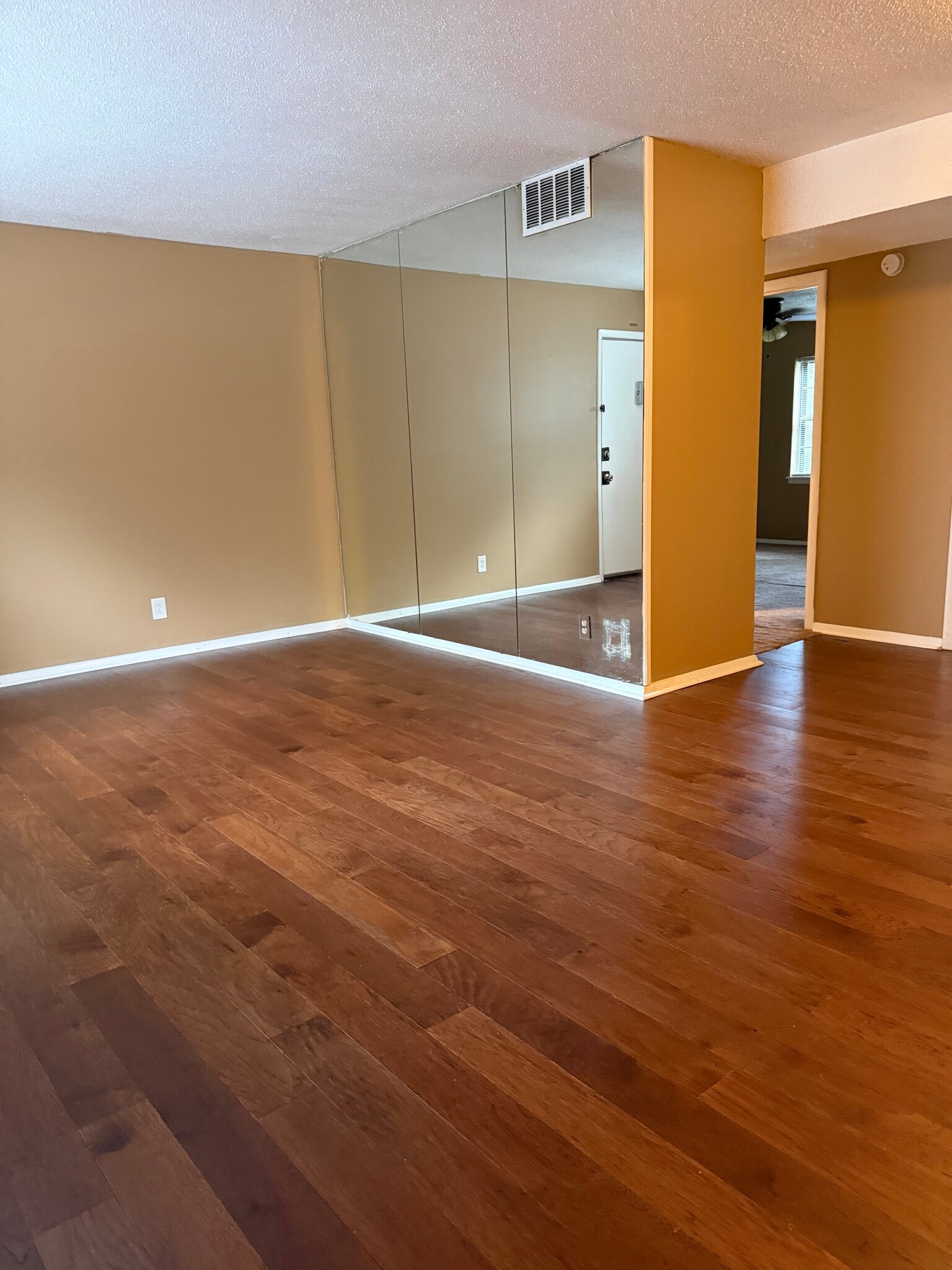 Building Photo - 832 Beacon Pky E