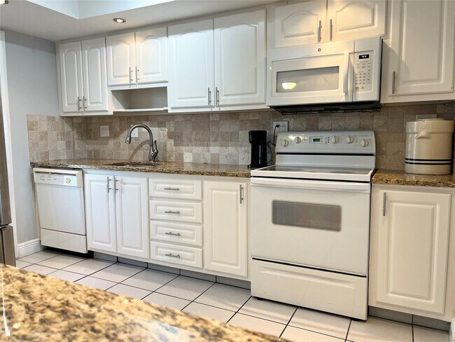 Building Photo - 400 Golden Isles Dr