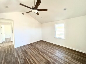 Building Photo - Gorgeous Remodel in Guntersville!