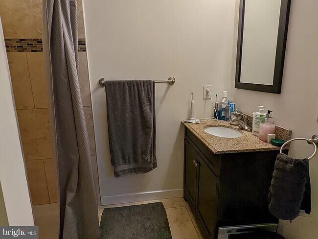 Building Photo - 2631 W Girard Ave