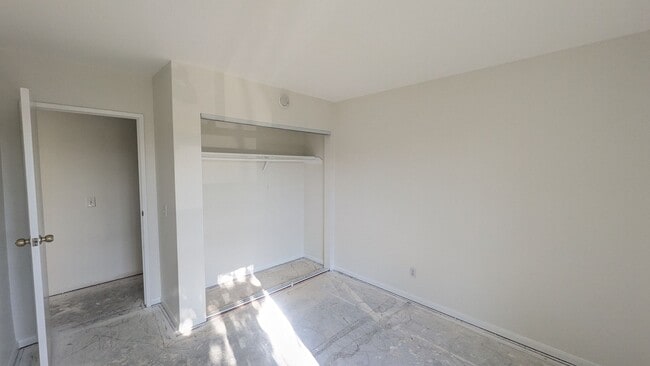 Building Photo - Refreshed condo in Gated Community