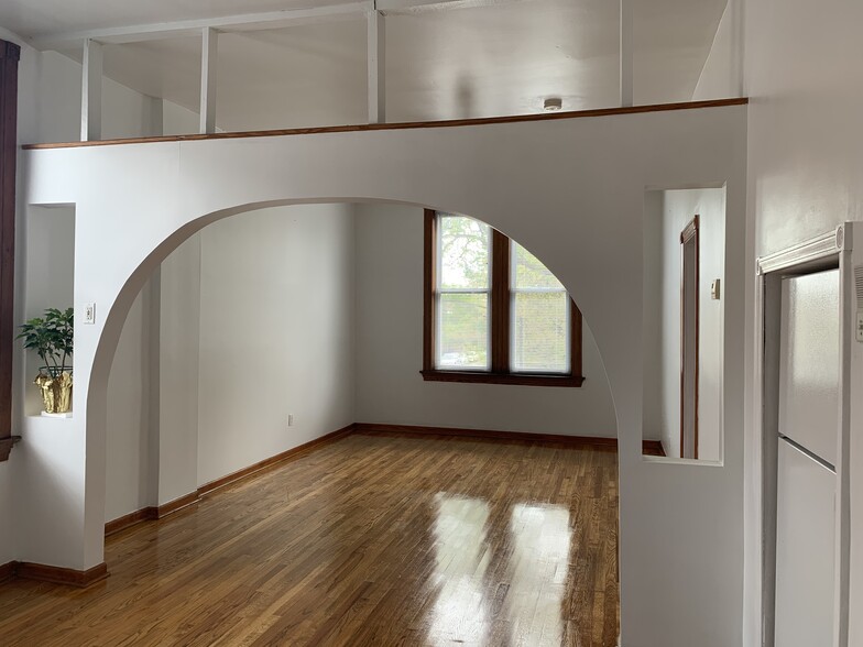 living room - 2500 S Sawyer Ave