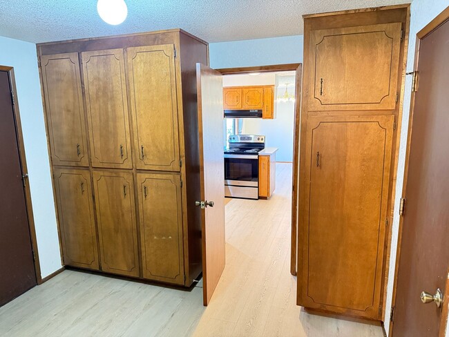 Building Photo - Well-kept house in desirable Thurston neighborhood!