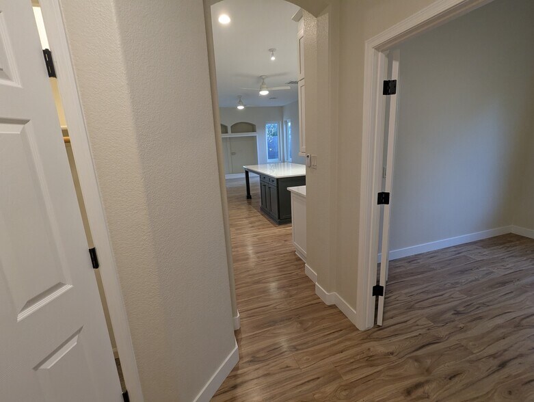 Building Photo - 267 E Smoke Tree Rd