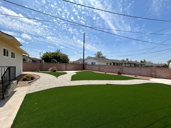 Building Photo - Beautifully Upgraded 3 Bed 2.5 Bath Home i...