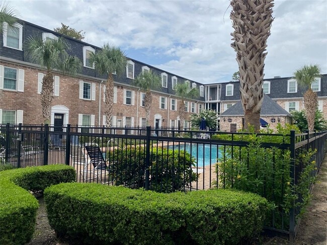 Building Photo - 351 N Post Oak Ln