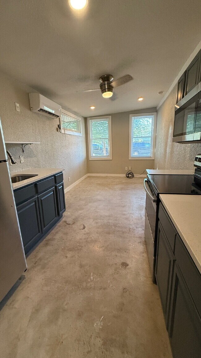 Building Photo - Cozy Studio for Rent — Prime Dignowity Location!