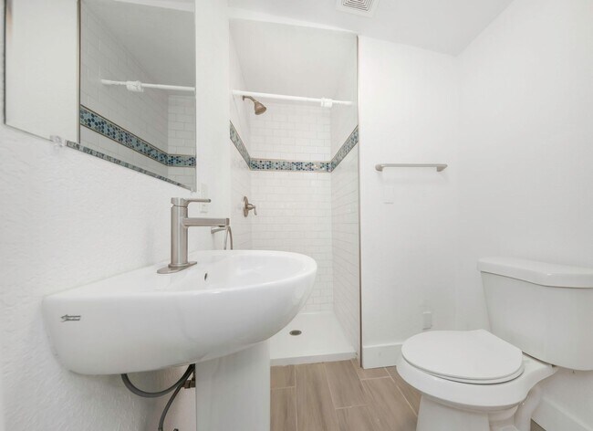 Building Photo - P200 - #7A Holiday Inn