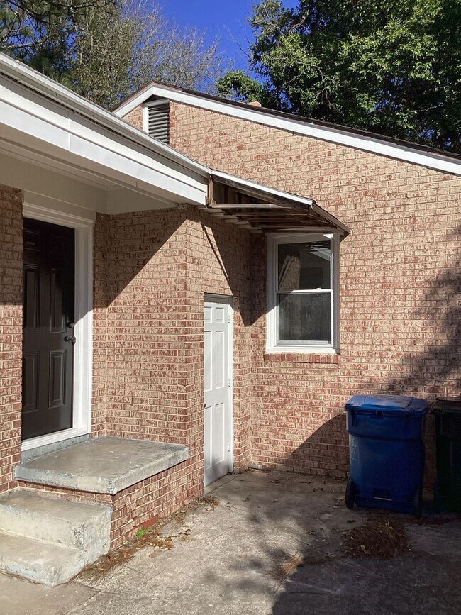 Building Photo - 1717 Decree Ave
