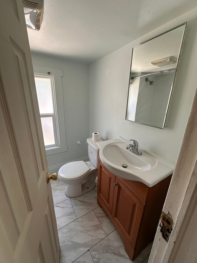 Building Photo - 1332 E 400 S