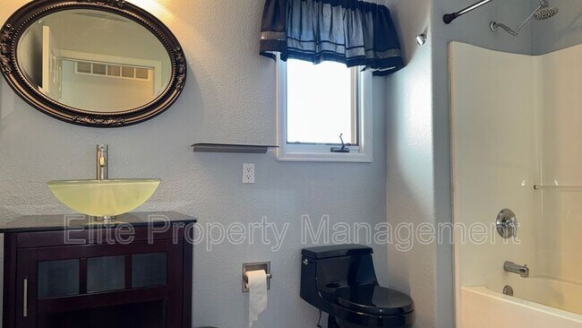 Building Photo - 629 W Kenosha Dr
