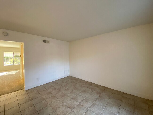 Building Photo - Stunning Townhome in Tanglewood Community