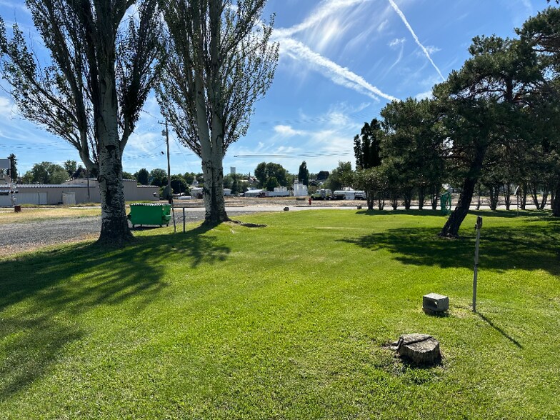 Building Photo - 712 SE Railroad Ave