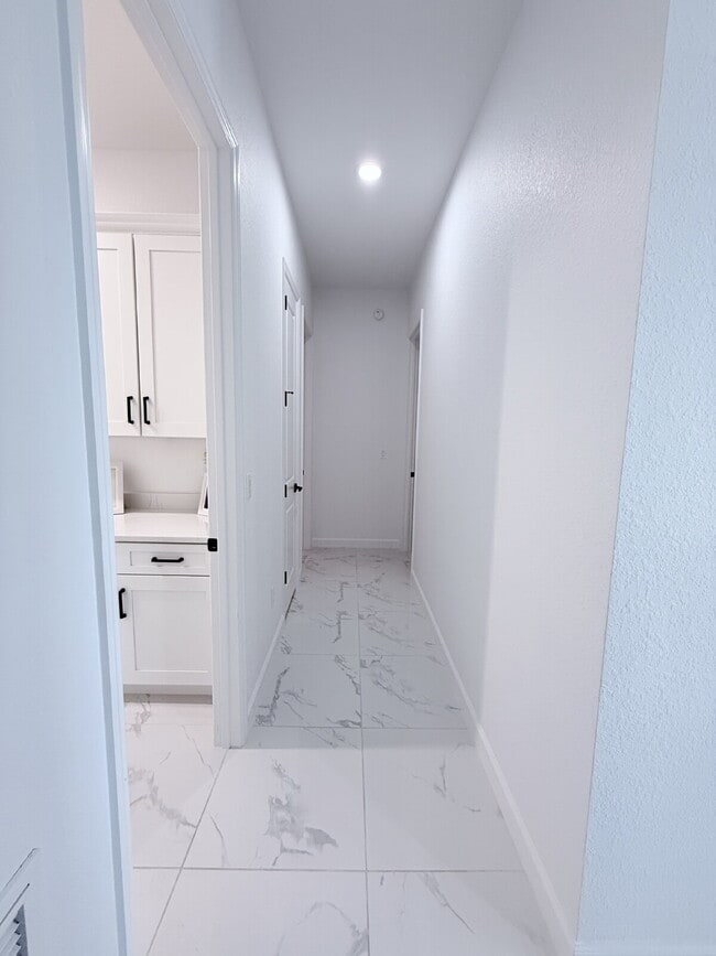 Building Photo - 5 Bedroom and 6 Bathroom, Lake view House