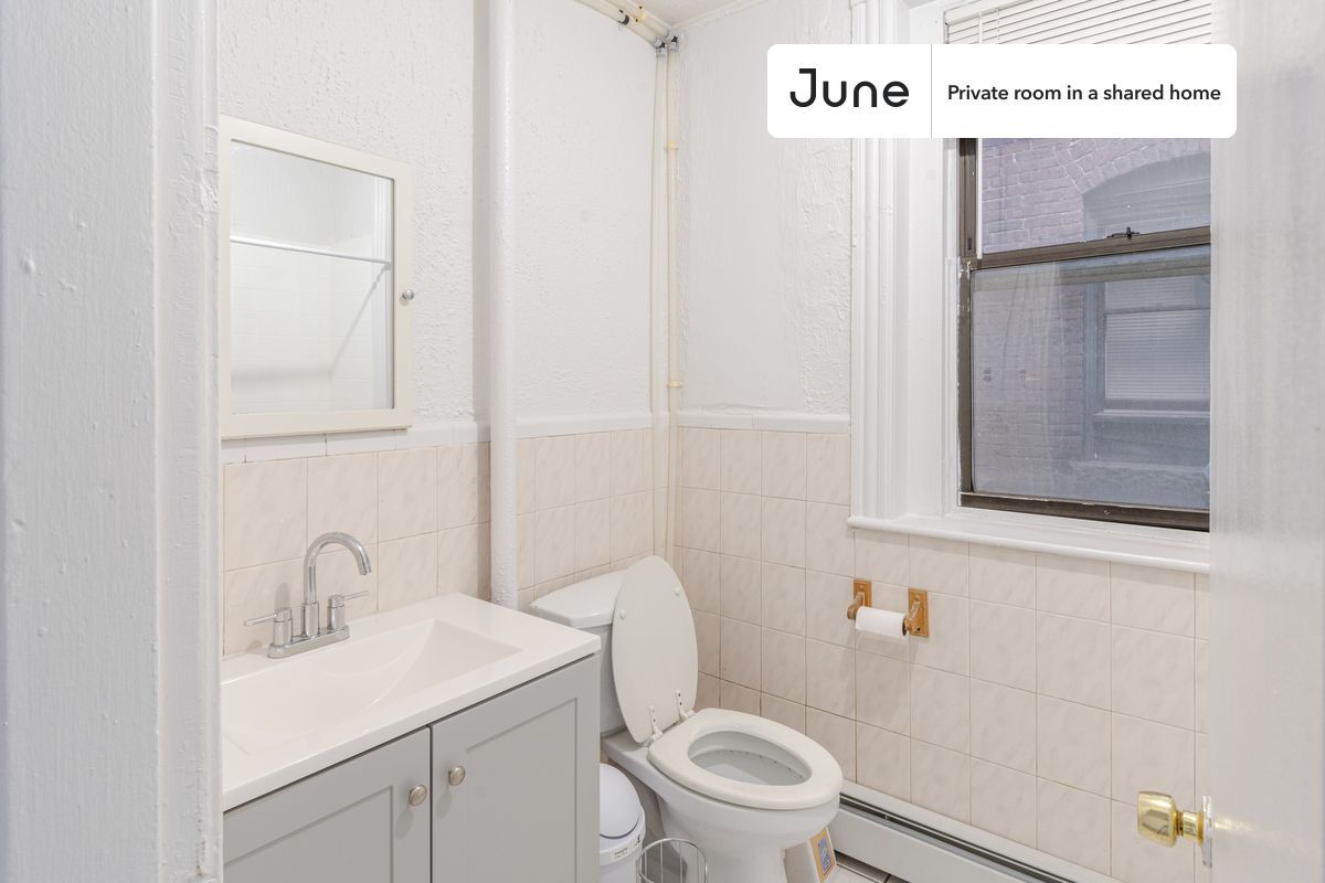 Building Photo - Room in Shared 4 bed/1 bath home