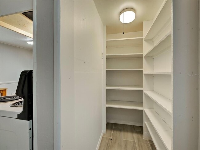 Building Photo - 313 Jessica St N