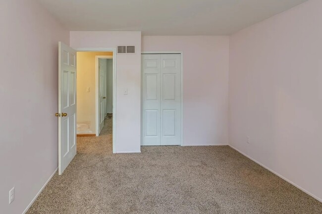 Building Photo - 150 Bobolink Ave
