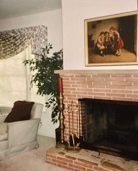 Living Room/Gas Log Fireplace - 525 S College St