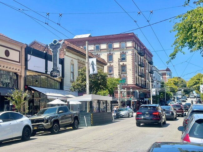 Building Photo - 1BR/1BA Renovated Condo on Fillmore Street...