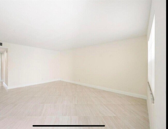 Building Photo - 401 Monaco Way