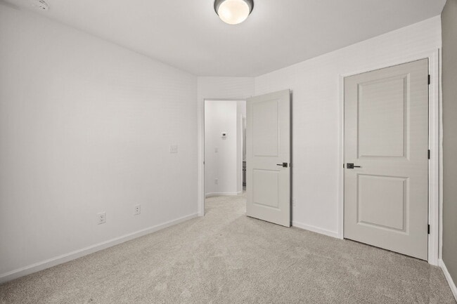 Building Photo - Your Perfect Charlotte Townhome Awaits — Bright, Modern, and Move-In Ready!