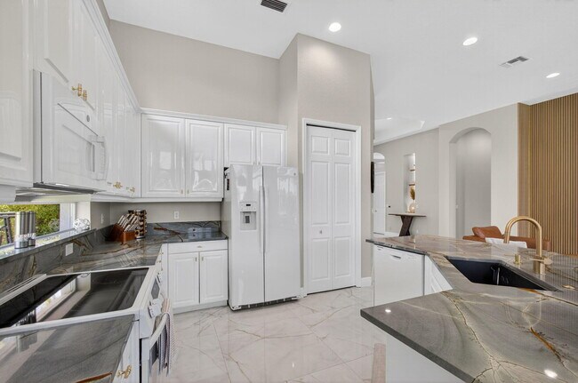 Building Photo - 6778 Oakmont Way