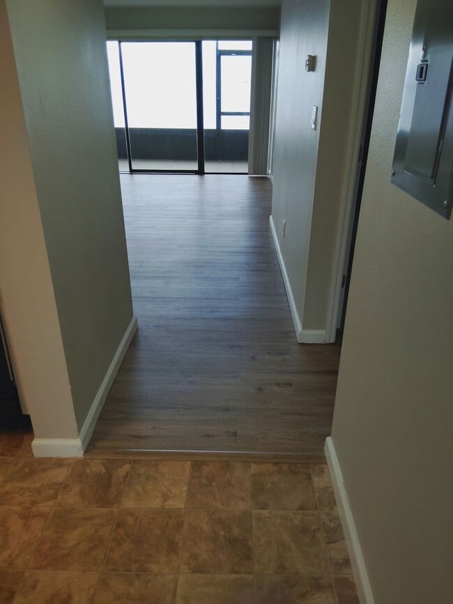 Building Photo - New Renovated Condo