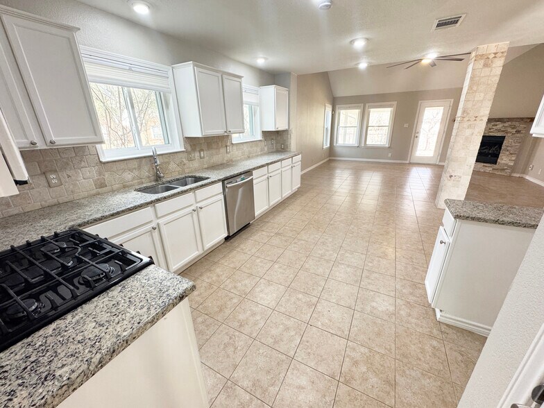 Building Photo - 5042 Cleves St