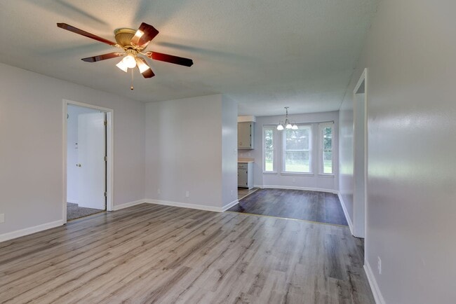 Building Photo - 204 Bob White Dr