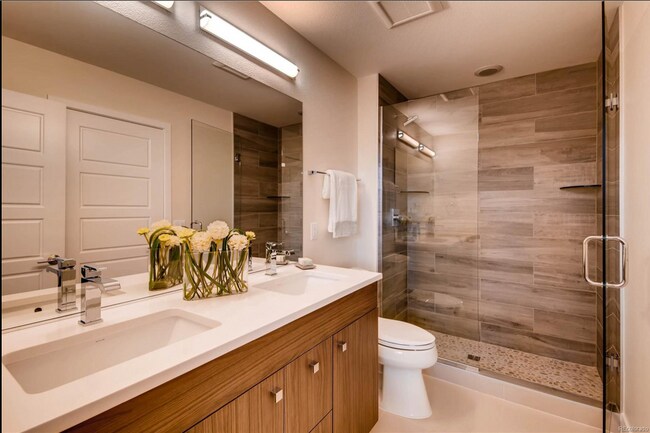 Building Photo - Skyland Townhome just outside of Downtown!...