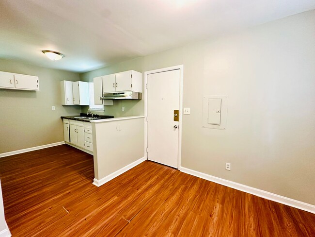 Building Photo - 3 bedroom home near Cane Run Rd now availa...