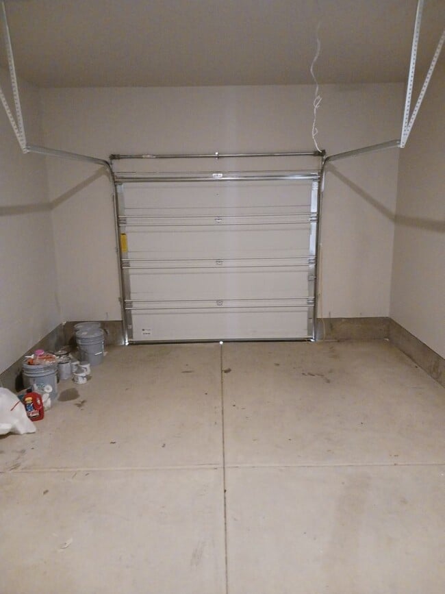 Building Photo - $500 OFF 1st months rent! Beautiful 2-Bedroom Home located in Redmond Oregon.