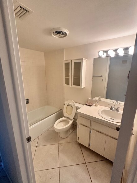 Building Photo - 3645 Boca Ciega Dr