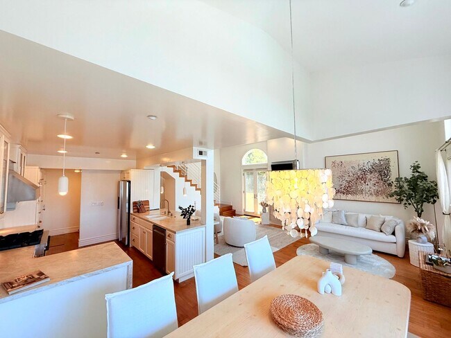 Building Photo - Sophisticated Bright & Spacious Furnished ...