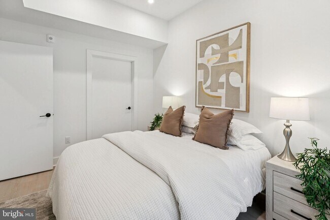 Building Photo - 30 W Allens Ln