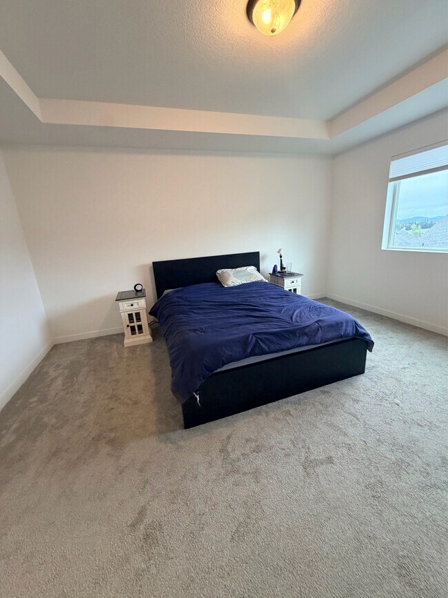 Building Photo - 995 NE Wildwood Dr