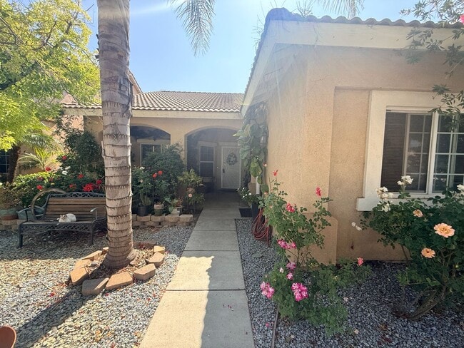 Building Photo - Spacious 5 bedroom home is now available for rent